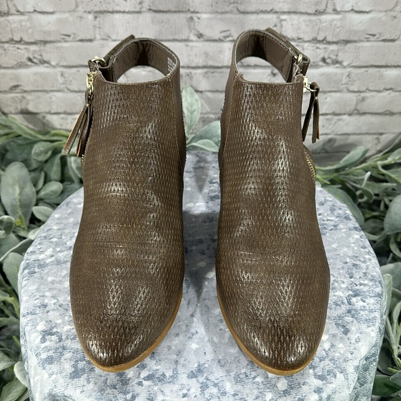 BareTraps Noelani Dark Olive Perforated Round Toe Ankle Booties WMS 9M🌟EUC🌟 - Picture 3 of 11